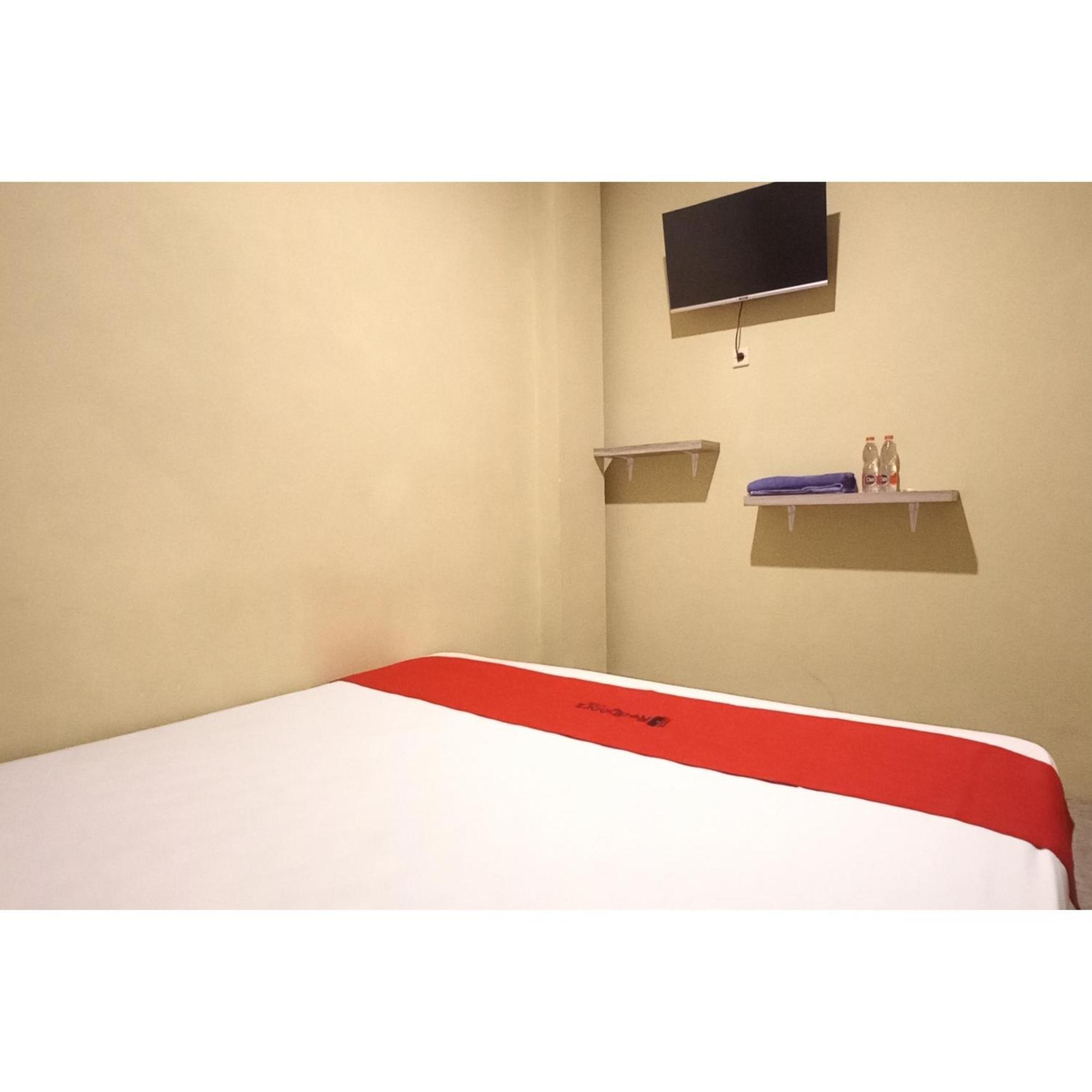 Reddoorz At Deluxe Hotel Near Terminal Purabaya Bungurasih 诗都阿佐 外观 照片