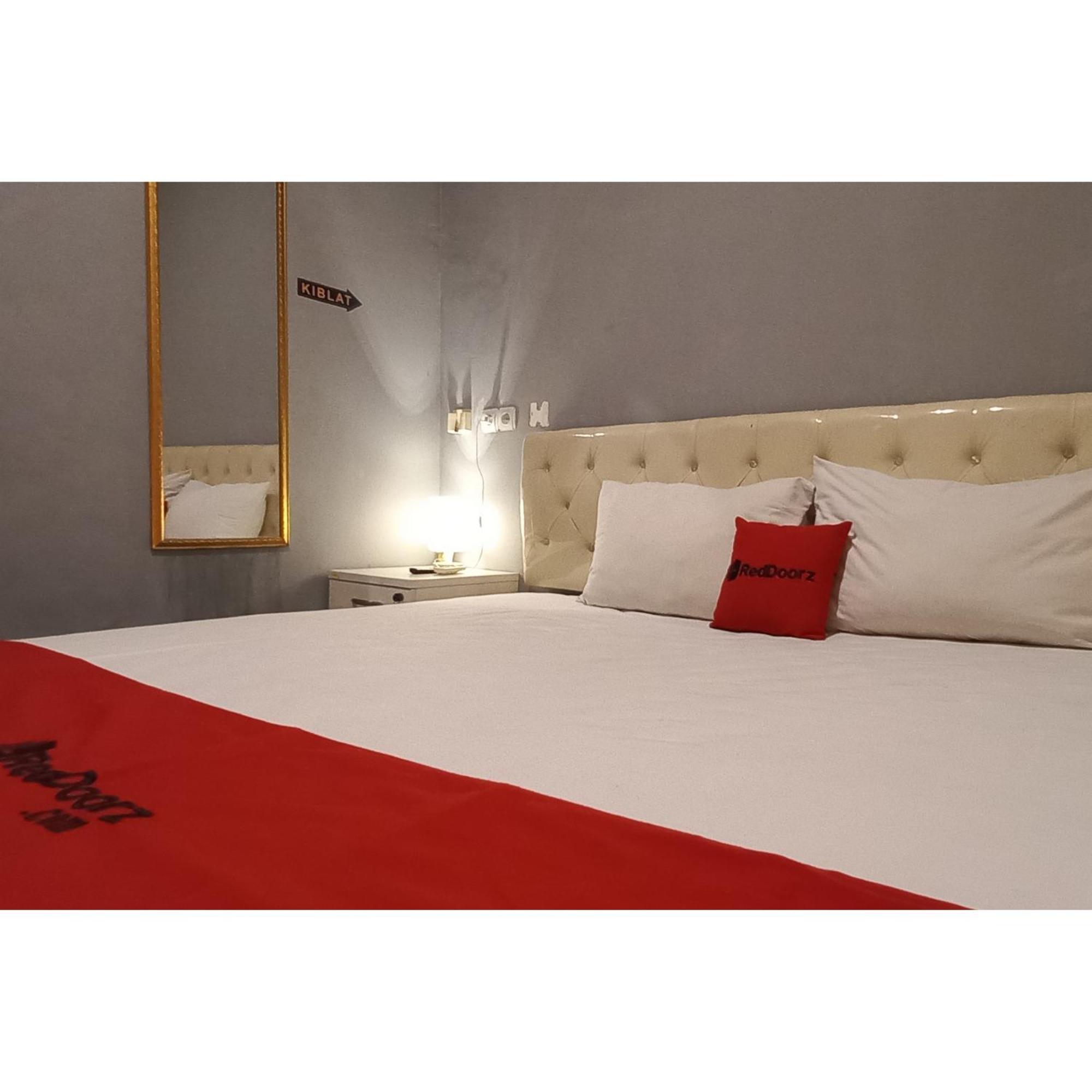 Reddoorz At Deluxe Hotel Near Terminal Purabaya Bungurasih 诗都阿佐 外观 照片