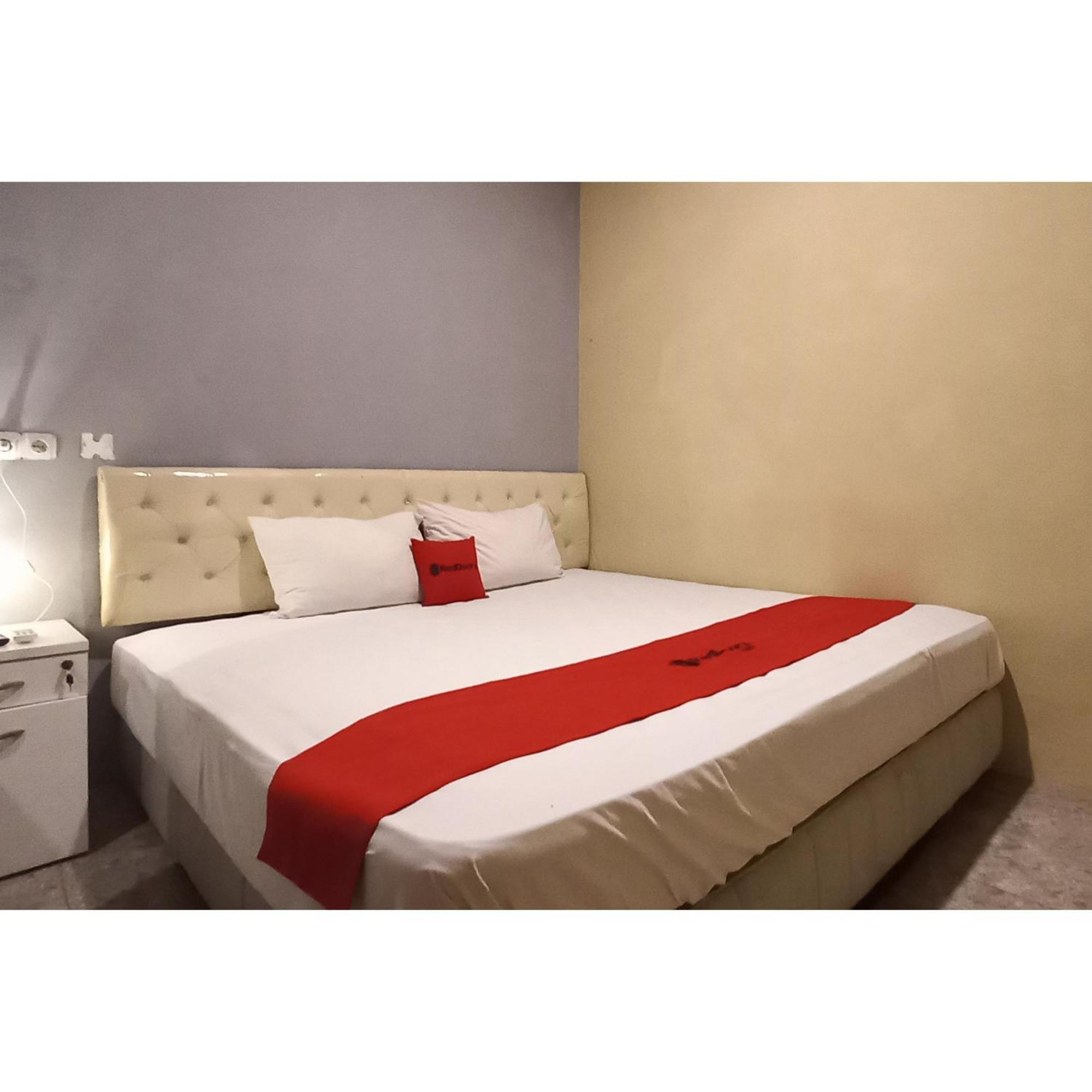 Reddoorz At Deluxe Hotel Near Terminal Purabaya Bungurasih 诗都阿佐 外观 照片