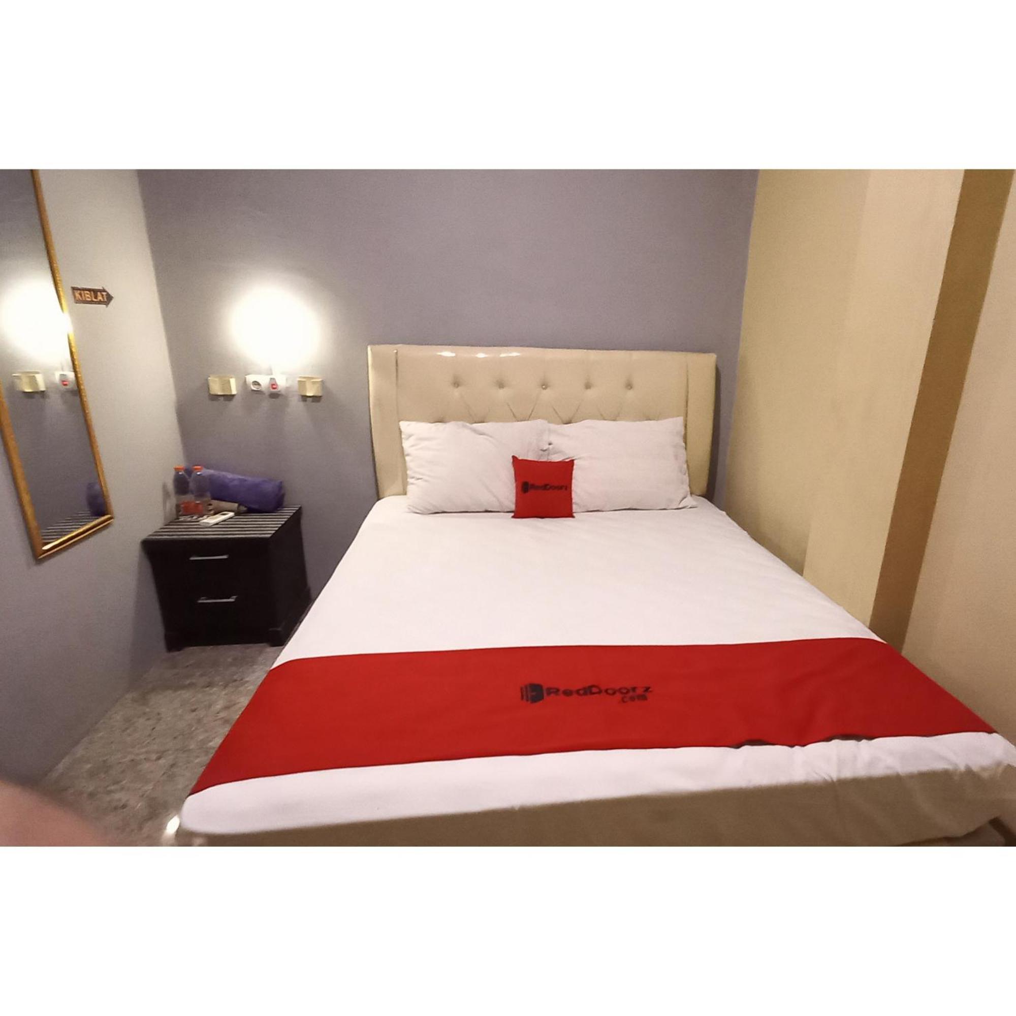 Reddoorz At Deluxe Hotel Near Terminal Purabaya Bungurasih 诗都阿佐 外观 照片