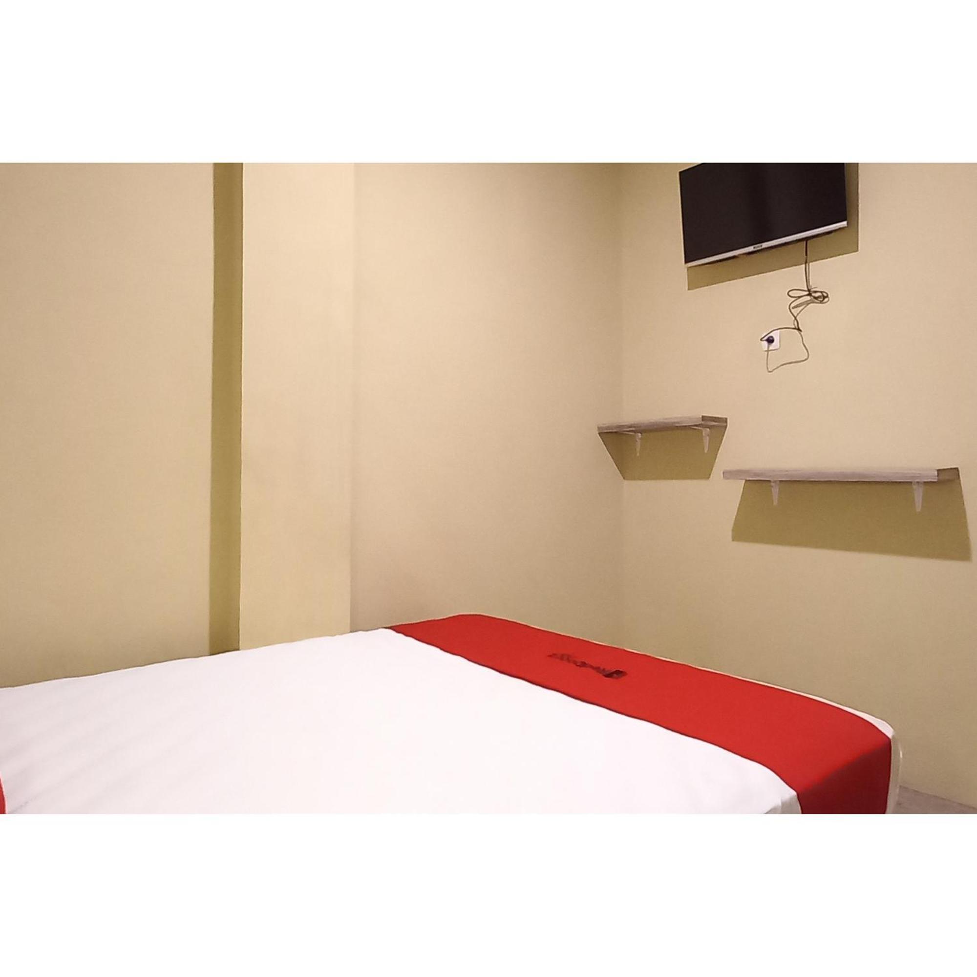 Reddoorz At Deluxe Hotel Near Terminal Purabaya Bungurasih 诗都阿佐 外观 照片