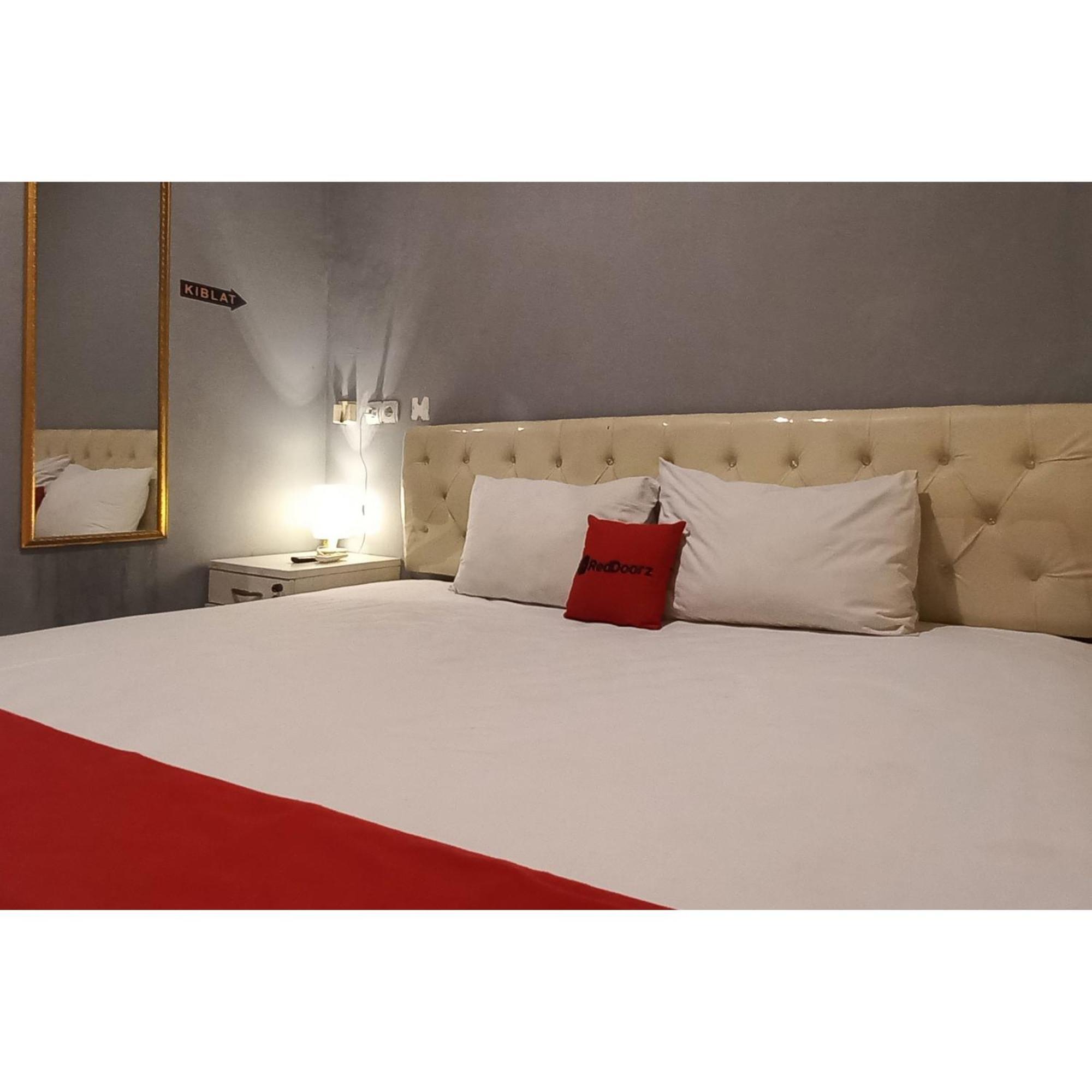 Reddoorz At Deluxe Hotel Near Terminal Purabaya Bungurasih 诗都阿佐 外观 照片